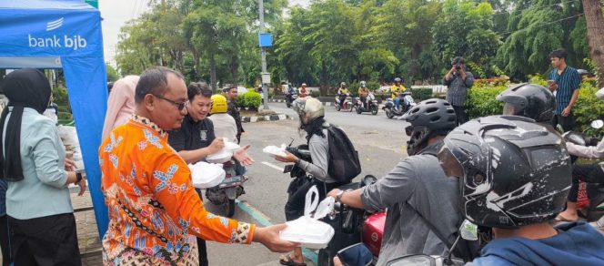 
 DPRD Kota Bekasi Gelar “Jumat Berkah”, Sardi Efendi Dorong Gerakan Berbagi Jadi Budaya