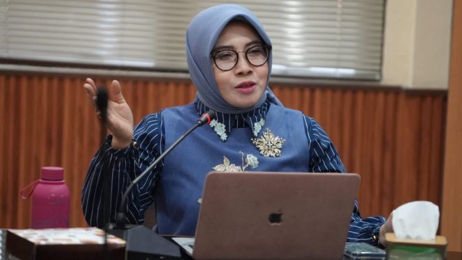 
 Ketua Fraksi Partai Amanah Nasional Kota Bekasi, Evi Mafriningsianti