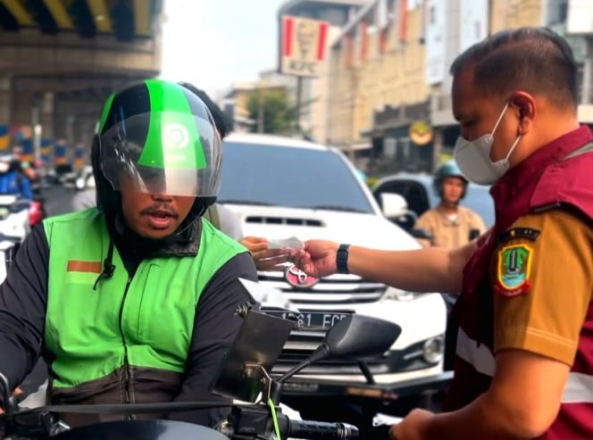 
 Di Tengah Kekhawatiran Abu Vulkanik, Dinkes Bekasi Turun ke Jalan Bagikan Masker