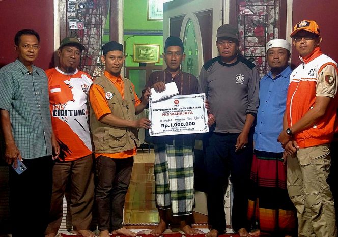 
 Peduli Warga, PKS Wanajaya Kembali Salurkan Santunan Kedukaan di Cibitung